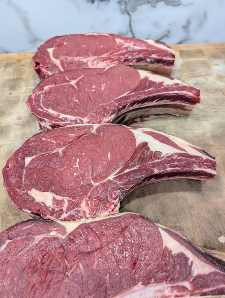 Côtelettes de bœuf crues sur planche