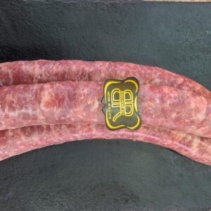 Deux saucisses crues sur ardoise noire